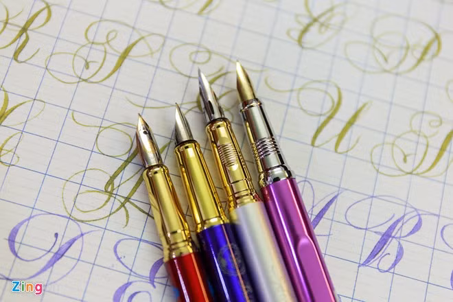 Mỗi kiểu chữ lại có những loại bút với cấu tạo phù hợp. Ví dụ với ngòi bút, ngoài ngòi mài ra còn có các loại ngòi khác như vuông, nhọn, đều, cong.