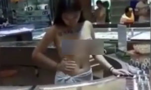 Ta hoa cua hang trang suc bat nhan vien de nguc tran