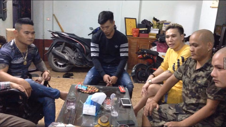 Clip thanh nien danh Chau Viet Cuong den xin loi la lam mau-Hinh-2