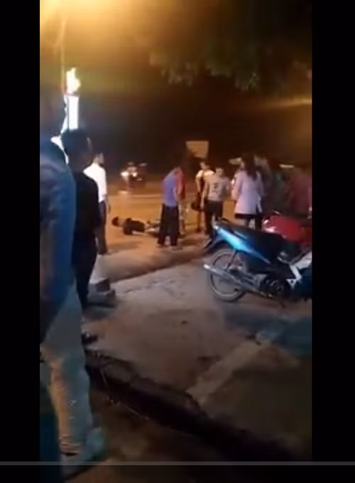 Clip thanh nien danh Chau Viet Cuong den xin loi la lam mau-Hinh-3