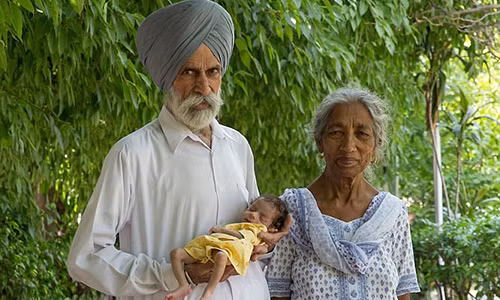 Cu ba An Do sinh con dau long o tuoi 72