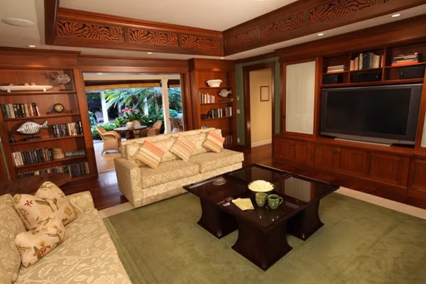 Rất nhiều các ghế ngồi được đặt ở những vị trí dễ dàng cho khách lưu trú ngắm nhìn toàn cảnh đại dương. Các phòng ngủ chủ yếu sử dụng nội thất gỗ mang đậm chất nghệ thuật đương đại, hòa nhã và thanh tao. Nhà hàng danh tiếng Morimoto Waikiki nằm gần khu nhà nghỉ và luôn có những món ăn trứ danh được đầu bếp Masaharu Morimoto (vốn là một trong những ngôi sao của chương trình truyền hình thực tế Iron Chef America) trực tiếp chuẩn bị. Menu thường có giá 120USD/người trở lên nhưng luôn kín chỗ bởi tài năng của Morimoto trong việc giới thiệu sự giao lưu của ẩm thực Nhật và Âu Châu.