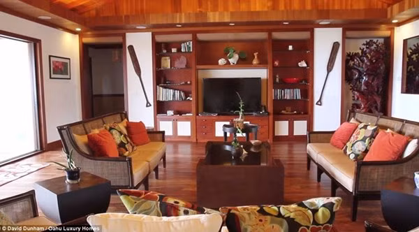 Hale Reena với 'nickname" là Nhà Trắng thứ 2 – Second White House quả là một khu nghỉ dưỡng đáng giá với các phòng rộng rãi, nhà bếp đầy đủ tiêu chuẩn, không gian mở, nội thất mang phong cách gần gũi thiên nhiên và nhiều hoạt động đi kèm giúp du khách tha hồ giải trí. Toàn bộ khu vực được thiết kế riêng tách biệt với phần còn lại trên đảo. Những căn phòng có nhiều góc nhìn về phía biển phù hợp với yêu cầu của gia đình quan trọng nhất nước Mỹ thời điểm hiện tại.