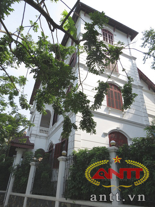 Đây là một trong những ngôi biệt thự "hoành tráng" ven hồ.