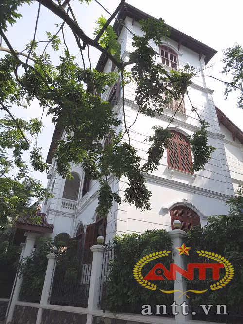 Đây là một trong những ngôi biệt thự "hoành tráng" ven hồ.