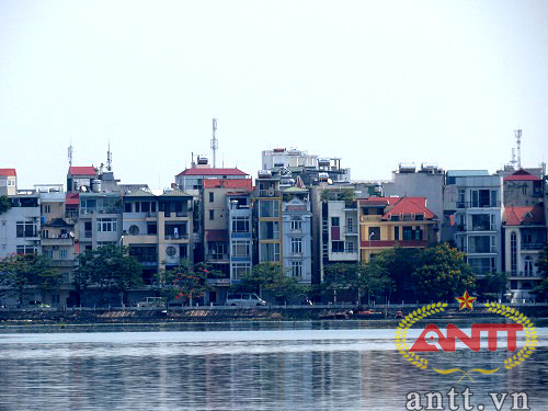 Biệt thự ven hồ Tây có nhiều thiết kế rất đa dạng, nhưng nét đặc trưng dễ thấy là các biệt thự này đều xây theo hướng hiện đại, nhiều biệt thự được trang trí bằng cây xanh và các loại hoa, tạo cảm giác vừa lãng mạn vừa yên bình.