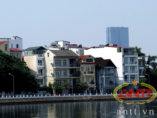 Giữa sự ồn ào nơi phố thị lại có một hồ Tây rất yên bình.