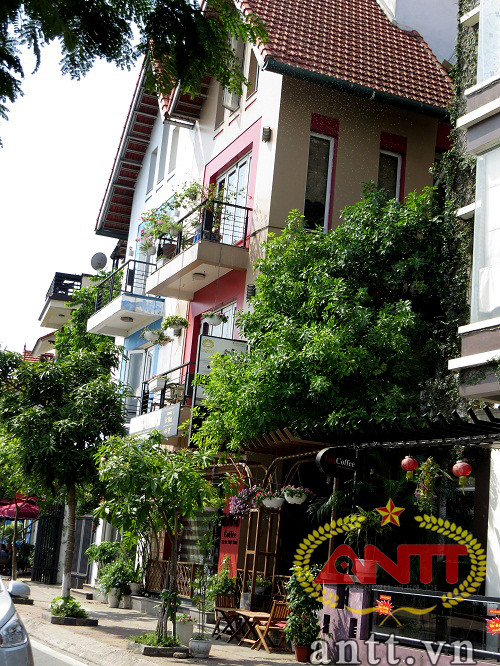 Những quán cà phê lãng mạn ven hồ Tây. Chủ nhân của căn hộ 50m2 trên đường Trích Sài hướng mặt tiền ra hồ Tây cho biết, cách đây 2 năm, căn nhà của anh có người hỏi mua với giá 1 triệu USD nhưng anh quyết vẫn giữ lại.