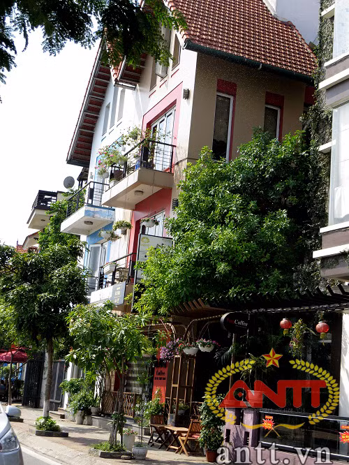 Những quán cà phê lãng mạn ven hồ Tây. Chủ nhân của căn hộ 50m2 trên đường Trích Sài hướng mặt tiền ra hồ Tây cho biết, cách đây 2 năm, căn nhà của anh có người hỏi mua với giá 1 triệu USD nhưng anh quyết vẫn giữ lại.