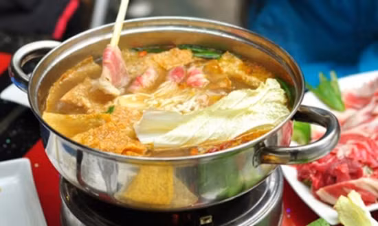 Để bảo vệ tốt cho sức khỏe, những gia vị tự nhiên như ớt hay rau củ tươi, nước ninh xương là sự lựa chọn tuyệt vời để có được nồi lẩu thơm ngon an toàn cho sức khỏe.