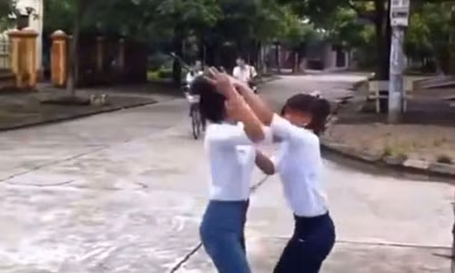 Hai nu sinh danh nhau nhu phim vi mau thuan vay tien