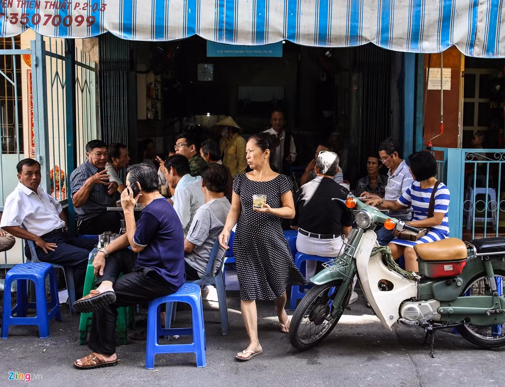 Quán len lỏi sâu trong một con hẻm lao động, nhà cửa chật như nêm, tứ phía buôn bán sầm uất. Người lập nên quán từ năm 1938 là cụ Vĩnh Ngô (người gốc Huế).
