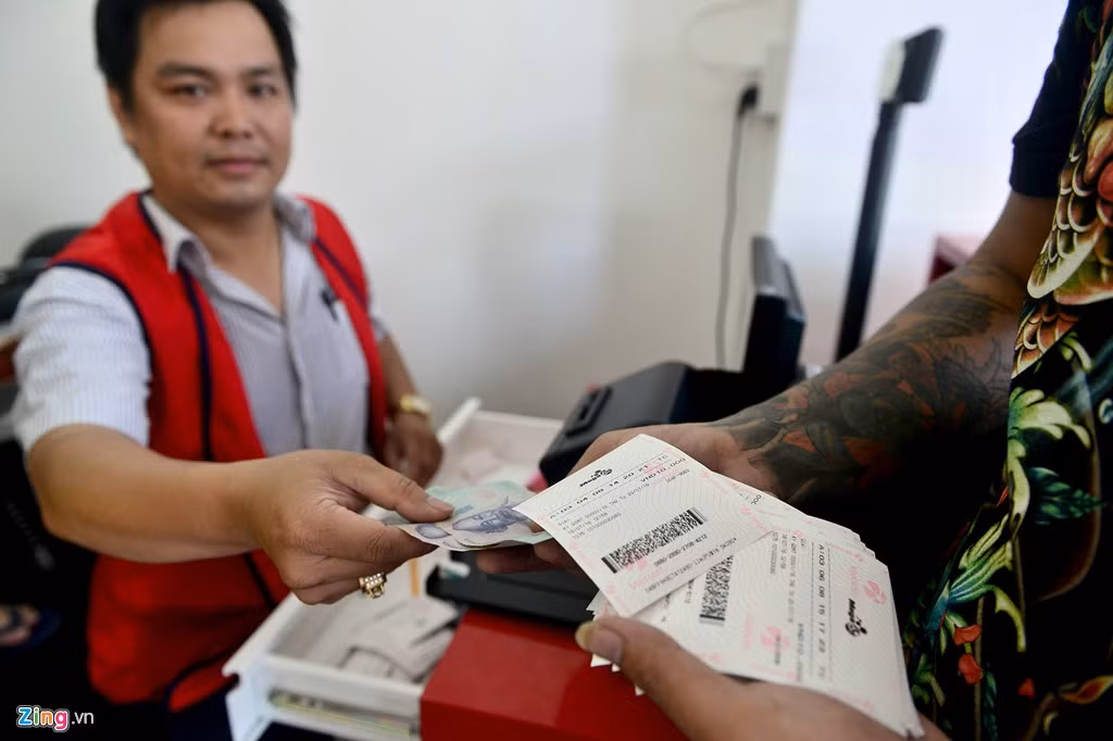 Ghé mua tại một đại lý ở quận 5, anh Nguyễn Tiến Dũng (chủ một cửa hàng xăm ở quận 10) cho biết, hình thức bán vé số này lần đầu xuất hiện ở Việt Nam, thấy mới lạ nên anh mua luôn 100 tờ về phát cho nhân viên vui.