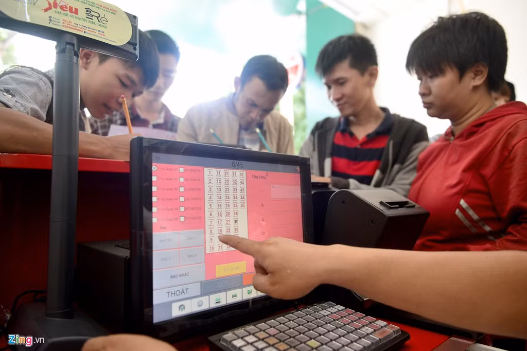 Khách hàng tự chọn bộ số, số kỳ, đọc số cho nhân viên trực tiếp bấm vào máy và in ra. Ngay từ sáng sớm, rất đông người đã tập trung tại các điểm bán để trải nghiệm hình thức mua vé số tự động.