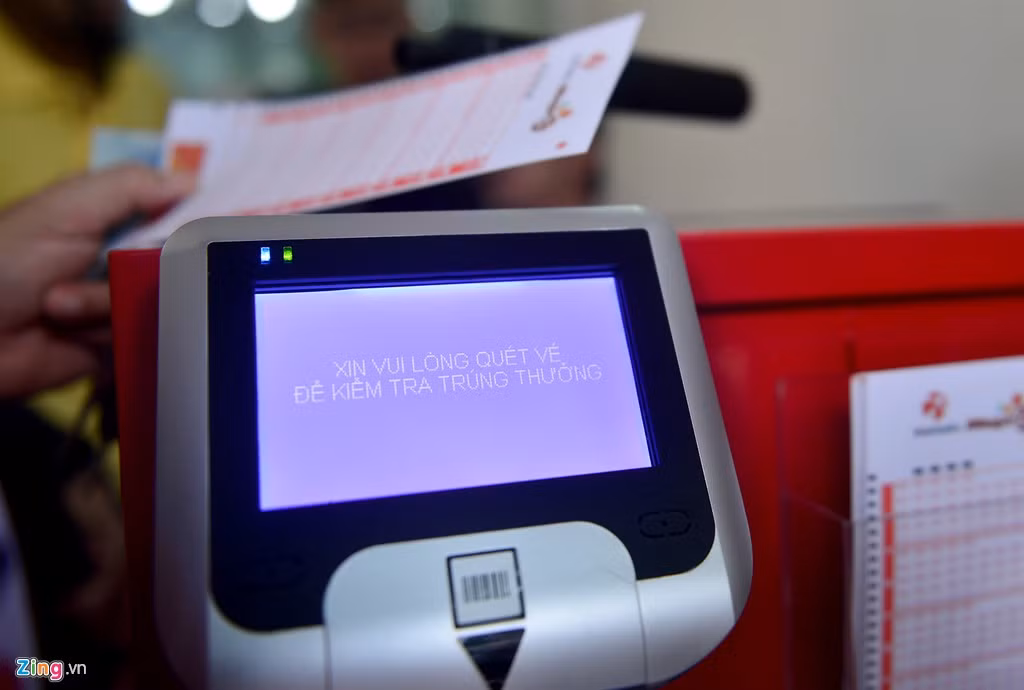 Máy bán vé số còn gắn thêm thiết bị quét vé để kiểm tra thông tin trúng thưởng. Người chơi chỉ cần đưa phần mã vạch trên vé qua máy quét sẽ nhận được kết quả.