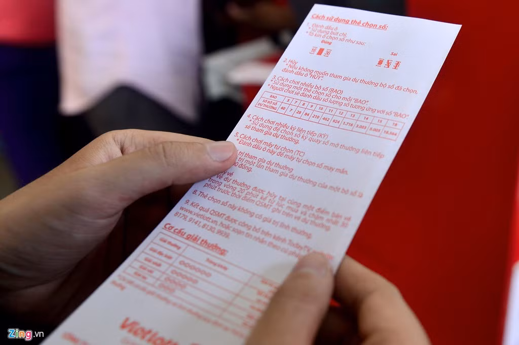 Giá trị giải thưởng được in trên tờ thẻ chọn số, với cơ cấu giải đặc biệt 6 số có giá trị đến 12 tỷ đồng, gấp gần 10 lần so với vé số truyền thống. Việc quay thưởng sẽ được thực hiện vào các ngày Thứ 4, Thứ 6, Chủ nhật hàng tuần. Khách hàng có thể xem kết quả trực tiếp qua tivi, website… hoặc đến các điểm bán vé để kiểm tra trực tiếp.