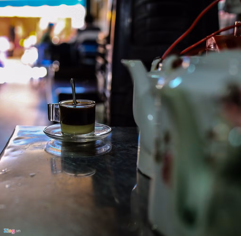 Đó cũng là lý do ly cà phê của quán có mùi vị đặc trưng, rất khác so với nhiều hàng cafe ở gần đó. Giá chỉ từ 13.000 - 15.000 đồng/ly.