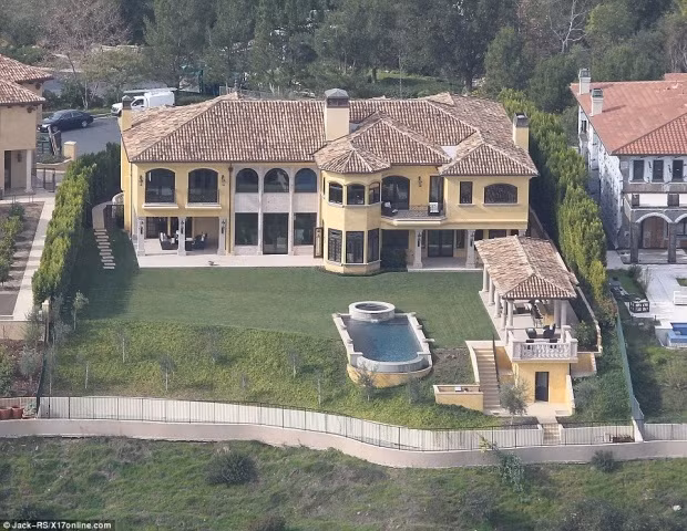 Kim Kardashian và Kanye West Kim và Kanye đã bỏ ra 11 triệu USD để sở hữu căn biệt thự có kiến trúc Địa trung hải nằm ở Bel Air. Căn nhà gồm có 5 phòng ngủ, 7 phòng tắm và sàn nhà được làm từ gỗ cây óc chó, một hầm rượu vang và phòng ăn rộng 800m2 có thể tổ chức cả tiệc BBQ tại đây.