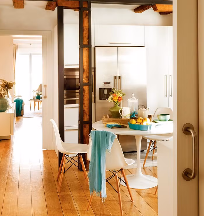 Không gian ăn uống Dù căn hộ khá khiêm tốn về diện tích nhưng vẫn đủ đầy với các khu vực chức năng. Gia chủ đã khéo léo trong việc lựa chọn bộ bàn ăn có sự tương đồng màu sắc với bếp nấu giúp không gian như rộng rãi và thông thoáng hơn. Bộ bàn ghế với những đường nét mềm mại, thanh thoát tạo vẻ đẹp cuốn hút cho nơi ăn uống hàng ngày của mọi người trong gia đình.