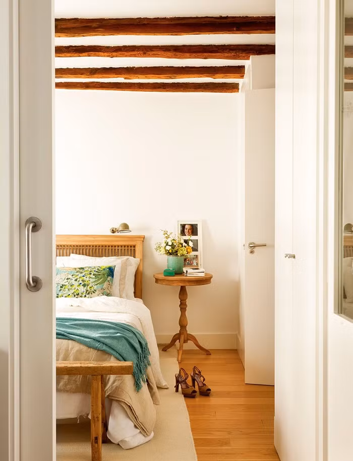 Căn phòng nghỉ ngơi vẫn được sử dụng những gam màu ưa nhìn tạo nên vẻ đẹp dung dị cho từng góc nhỏ. Với gam màu be và nâu nhạt được sử dụng làm màu nền để mang đến nét gần gũi, thân thiện cho không gian. Để tăng thêm vẻ đẹp cuốn hút, căn phòng ngủ được thêm pha những điểm nhấn từ chăn và vật dụng trang trí như khăn màu xanh ngọc, lọ, bình với kiểu dáng cổ điển đặt trên tủ đựng đồ...