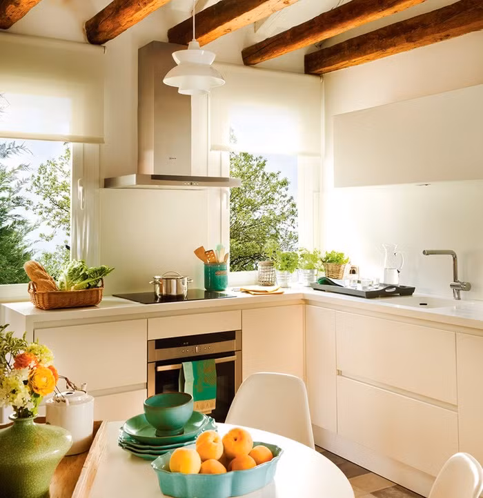 Không gian bếp Bếp nấu được đặt gần với không gian phòng khách, được tiếp nối liền mạch nhờ những gam màu nền dung dị, thân quen. Với ưu thế có ánh sáng tự nhiên luôn ngập tràn vào phòng, thêm gam màu của sự tĩnh tại, thân thuộc trong không gian bếp để tạo nên phong cách đồng quê gần gũi với bất kỳ ai. Giữ lại màu gỗ của dầm nhà, bếp nấu màu be mang lại cảm giác ấm cúng và thân thiện cho mọi người khi sử dụng.