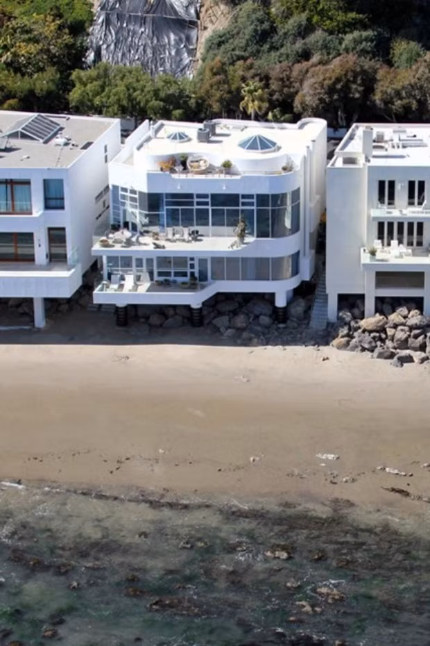 Halle Berry Ngôi nhà của Halle tọa lạc tại Malibu có giá 8 triệu USD. Với lợi thế nằm ngay cạnh bờ biển đẹp nhất thế giới, đây là nơi tuyệt vời để nữ diễn viên nghỉ dưỡng và thư giãn. Bên trong được trang bị những trang thiết bị hiện đại nhất và có cả phòng trò chơi với nhiều trò chơi thú vị.