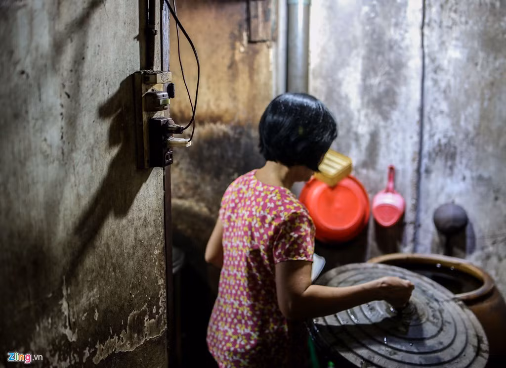 Bà Sáu tiết lộ, thành phần quan trọng và cần chuẩn bị kỹ nhất để chế biến một ly cà phê vợt thật ngon không phải chỉ có nguyên liệu mà là nước. Nước thủy cục (nước máy) có mùi, rất dễ làm thay đổi hương vị cà phê. "Vì vậy, nước dùng để pha phải để từ một đến hai ngày cho lắng cặn và bớt mùi rồi mới sử dụng. Khi đun, phải đảm bảo nước luôn luôn sôi già", bà Sáu nói.