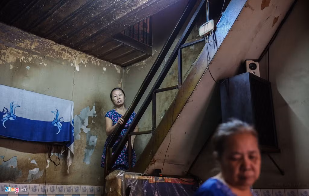 “Cheo Leo vẫn có khách và hầu hết là những gương mặt rất xưa cũ. Thu nhập từ đây không đảm bảo cho tôi và gia đình nhưng vì thương ông già nên vẫn cố giữ. Vì nhiều lý do, chúng tôi không ai lập gia đình để chuyên tâm vào làm việc tại đây”, bà Tuyết tâm sự.