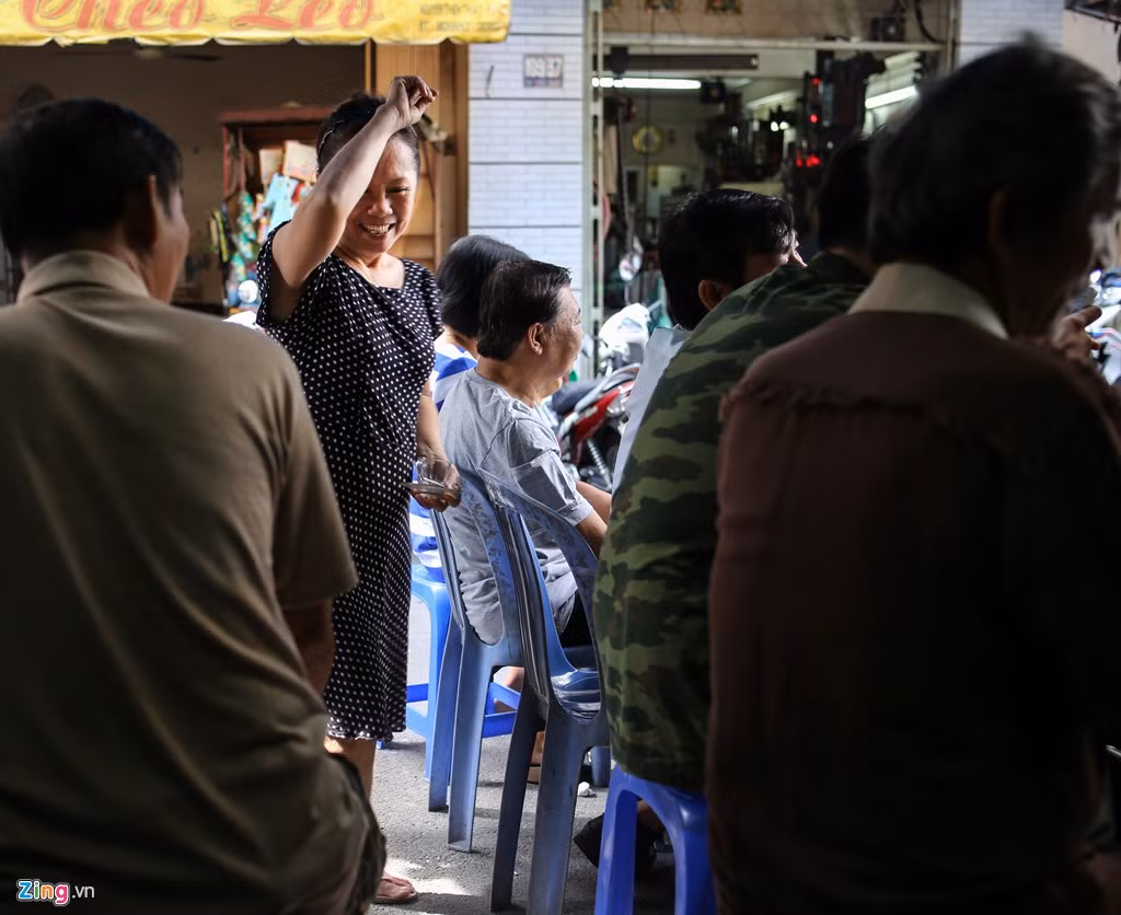 Cụ Vĩnh Ngô thuộc dòng dõi hoàng tộc Huế, chịu phận xa quê, đến Gia Định thì gặp một người con gái gốc Đồng Tháp rồi cùng lập gia đình, có với nhau chín người con. Trong số đó, bà Sương, người con thứ ba cùng chị lớn của mình là Tuyết đứng ra tiếp quản Cheo Leo sau khi cụ ông cụ bà Vĩnh Ngô lần lượt qua đời vào thập niên 90, thế kỷ trước.