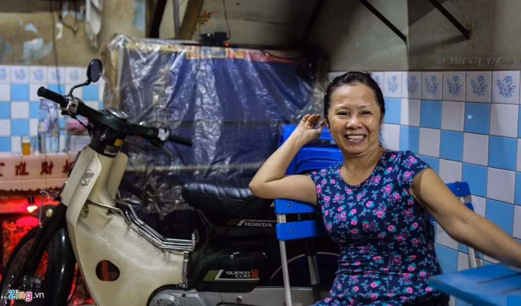 Bà Sương nhẩm tính: "Theo lời kể của cha thì cụ mở quán Cheo Leo trước cả khi lấy má tôi. Thời trẻ chúng tôi cũng ra ngoài làm ăn nhưng sau này trở về quản lý quán theo di nguyện của cha. Chị gái lớn của tôi năm nay cũng đã ngoài 60, số tuổi của quán còn lớn hơn cả tuổi chúng tôi".