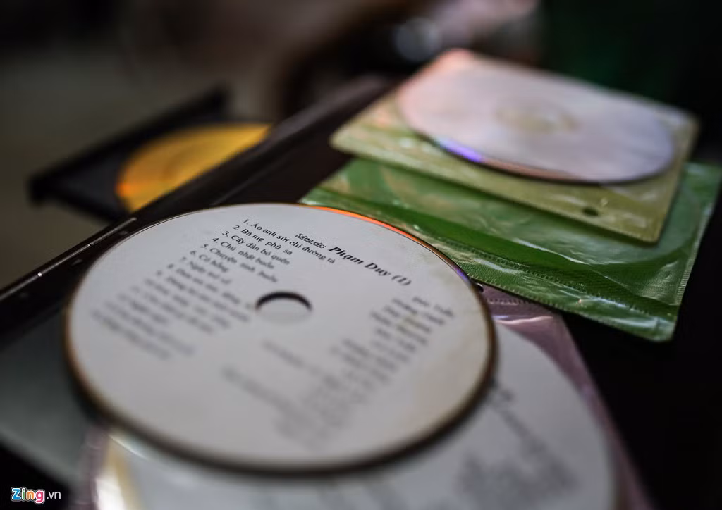 Trong hơn 77 năm tồn tại, cà phê không phải là thứ duy nhất níu giữ người ở Cheo Leo. Cà phê mà không có nhạc thì đâu còn gì là "mùi thị dân". Sinh thời ông Vĩnh Ngô rất thích những bản nhạc tình Pháp, nhạc tiếng Anh, cộng với thị hiếu của khách, quán phục vụ sở thích đương thời còn có nhạc Phạm Duy, Trịnh Công Sơn, Nguyễn Đình Toàn... rả rích theo từng cuộn khói cà phê.