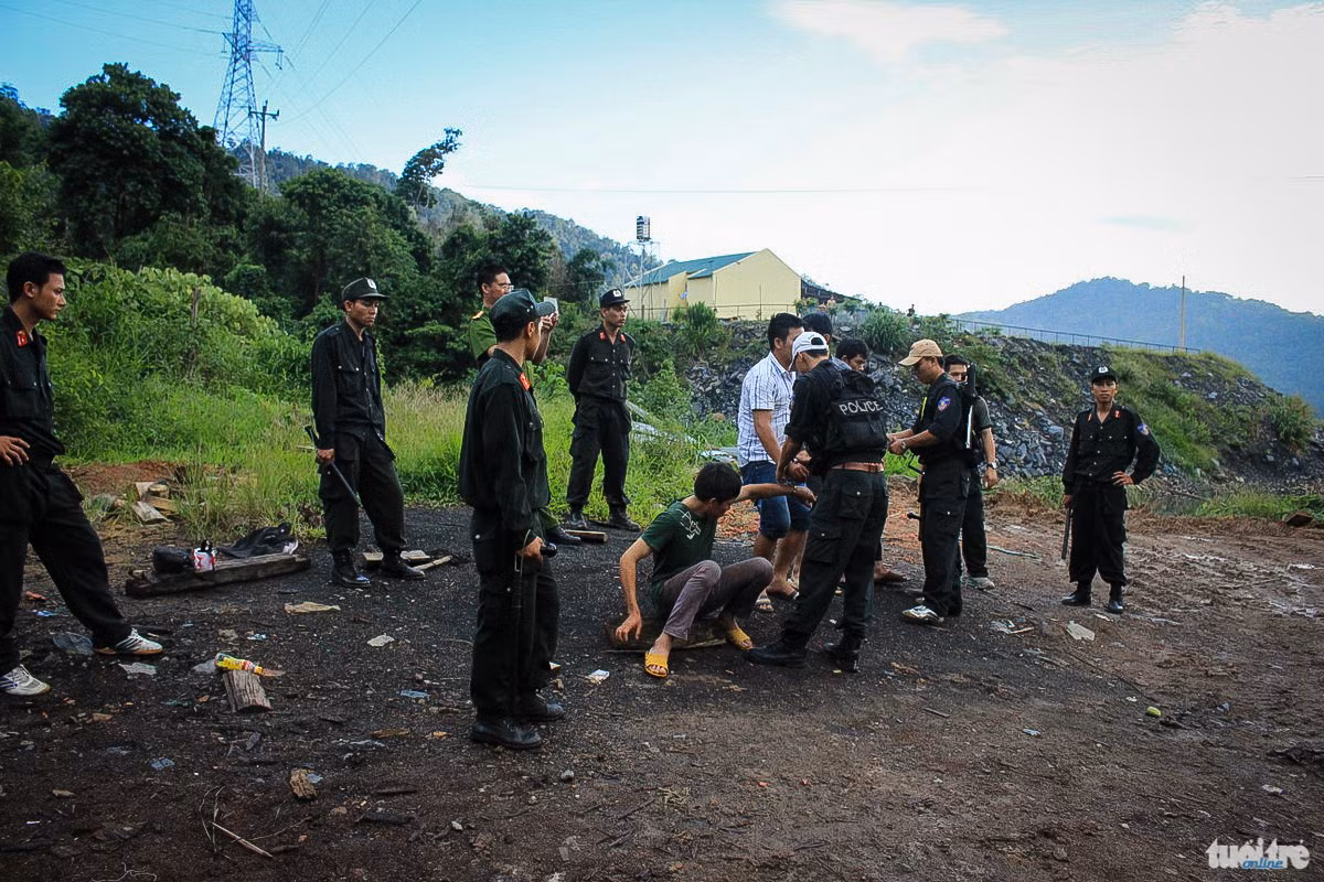 Để triệt phá lâm tặc táo tợn, tổ công tác Bộ Công an phải sử dụng hơn 30 chiến sĩ đặc nhiệm của Bộ tư lênh cảnh sát cơ động, mật phục từ TP.HCM lên Lâm Đồng phối hợp cùng hàng chục cán bộ chiến sĩ khác để phá án.