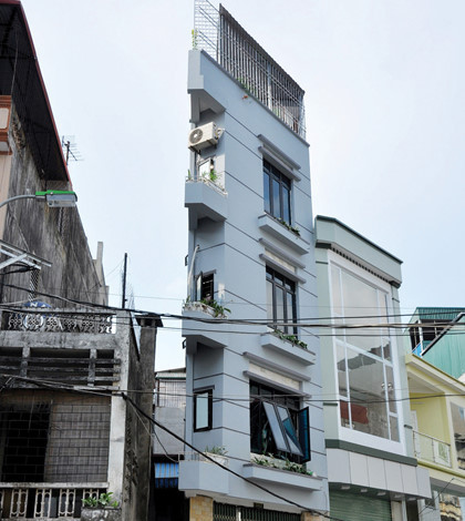 Một ngôi nhà méo mó kỳ dị, thoạt nhìn như ảnh cắt ghép tại một tuyến đường đang làm tại phường Khương Thượng, Đống Đa.