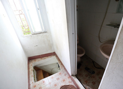 Việc đi lại, lên xuống giữa các tầng đều sử dụng chiếc thang di động.