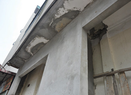 Diện tích sàn tầng 1 thường chỉ được 1 - 2 m2, nhưng chủ nhà đã đua trần ở tầng 2 để có diện tích nhà ở rộng hơn.