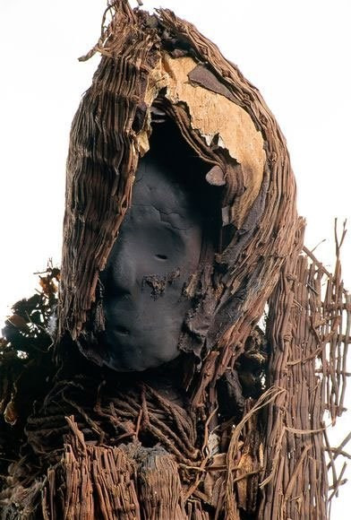 Xác ướp một người phụ nữ 2000 năm tuổi có mặt nạ làm từ tấm vải liệm bằng cây lau sậy, dây thừng và da làm từ da một con bồ nông. Người Chinchorro khác với người Ai Cập cổ đại, không chỉ ướp xác cho quý tộc, vua chúa, mà họ ướp xác cho tất cả mọi người, bất kể tuổi tác hay địa vị.