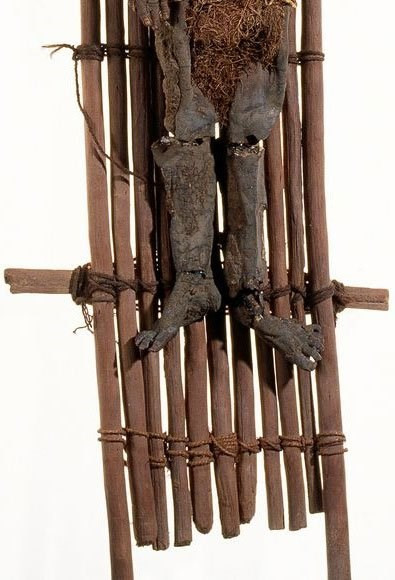 Đối với người Chinchorro, trẻ em được gắn vào khung gỗ đeo lên lưng cha mẹ chúng khi sống cũng khi chết. Đây là hình ảnh chân xác ướp của một trẻ em 5.000 năm tuổi được đóng trên khung gỗ để đeo lên lưng cha mẹ chúng khi chết.