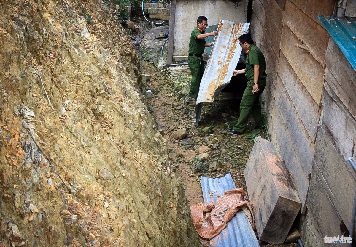 Gỗ lớn còn được lâm tặc cất giấu bên trong hoặc xung quanh lán trại của Hà “đen”.