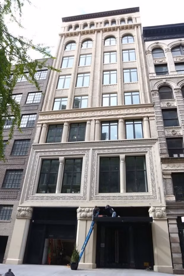 Leonardo DiCaprio Theo nguồn tin mới nhất cho biết, Leo đã chi tới 10 triệu USD để mua một căn hộ mới ở thành phố New York. Căn hộ được trang bị những thiết bị chăm sóc sức khoẻ tối tân gồm hai phòng ngủ, hai phòng tắm, thiết bị truyền không khí tinh khiết, thiết bị truyền hương liệu và bộ đèn mô phỏng ánh sáng bình minh giúp tinh thần sảng khoái.