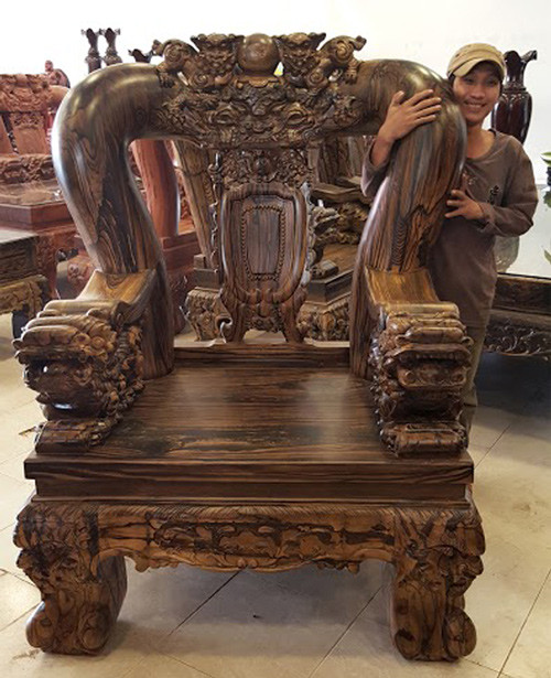 Bộ bàn ghế độc có kích thước rất lớn như 4 ghế ngồi cao 160cm ngang ,mặt ghế dày 5cm rộng 80cm dài 110cm hay 1 ghế dài 250cm rộng 82cm mặt dày 5cm, cao 160cm. Riêng bàn dài dài 250cm , cao 72cm, dày 11cm. Ngoài ra, còn 4 ghế đôn kích thước như sau cao 66cm ,mặt đôn dài 5cm dài 75cm rộng 65cm.