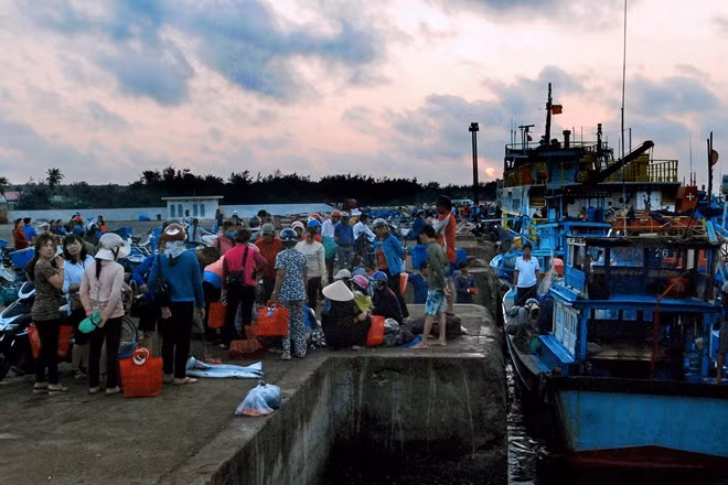 Từ khi Phú Quý được biết đến là một địa chỉ du lịch, huyện đảo Phú Quý đã đầu tư, quản lý các khu chợ cá bài bản hơn, phục vụ du khách sau khi đến đây tham quan, du lịch, mua hải sản tươi sống ngay tại bãi biển mang về đất liền. Các phiên chợ cá dần trở thành nơi trao đổi mua bán trực tiếp giữa ngư dân và khách du lịch.