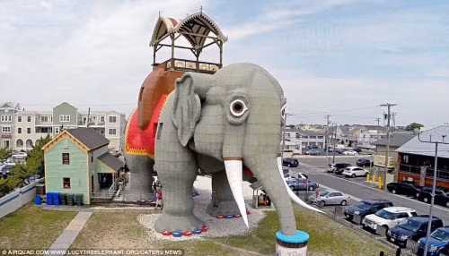 Cấu trúc hình voi khổng lồ cao 20m được xây dựng từ năm 1981 và hiện ngôi nhà có hình thù động vật này được coi là một di tích lịch sử tại thị trấn Margate, bang New Jersey, Mỹ.