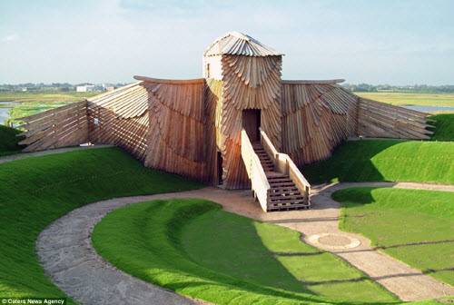 Đài quan sát chim được thiết kế giống một con chim khổng lồ trong khu bảo tồn ngập nước Martin Mere ở Lancashire, Anh.