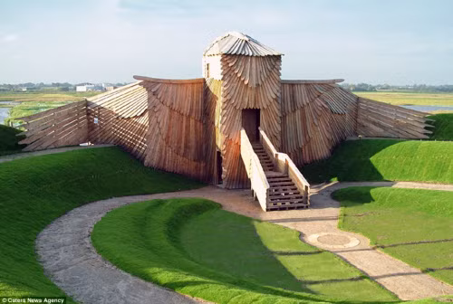 Đài quan sát chim được thiết kế giống một con chim khổng lồ trong khu bảo tồn ngập nước Martin Mere ở Lancashire, Anh.