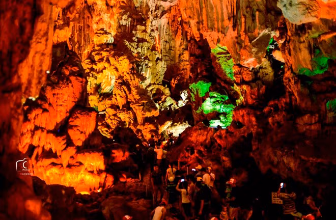 Điểm dừng đầu tiên của tàu là hang Sửng Sốt trong đảo Bồ Hòn.