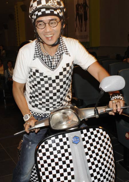 Đến năm 2006, anh quyết định lui về hậu trường, chỉ thỉnh thoảng xuất hiện trên sân khấu, không ra album mới mà âm thầm chuẩn bị hoạt động kinh doanh. Nam ca sỹ còn trở thành một trong những ông bầu tuyển chọn casting mát tay cho không ít bộ phim Việt Nam, không chỉ có như thế anh cũng lấn sân sang lĩnh vực đóng phim. Ấn tượng nhất là sự trở lại trên màn ảnh nhỏ trong vai Lâm caro trong phim “Cô gái xấu xí”. Trút bỏ hình tượng ca sỹ tóc dài, thay vào đó là mái tóc ngắn với vai diễn anh chàng Ninh Lâm được anh hóa thân rất có duyên được khán giả nhớ đến nhiều nhất. Vai diễn này khiến anh mất một năm rưỡi để hoàn thành 172 tập phim.