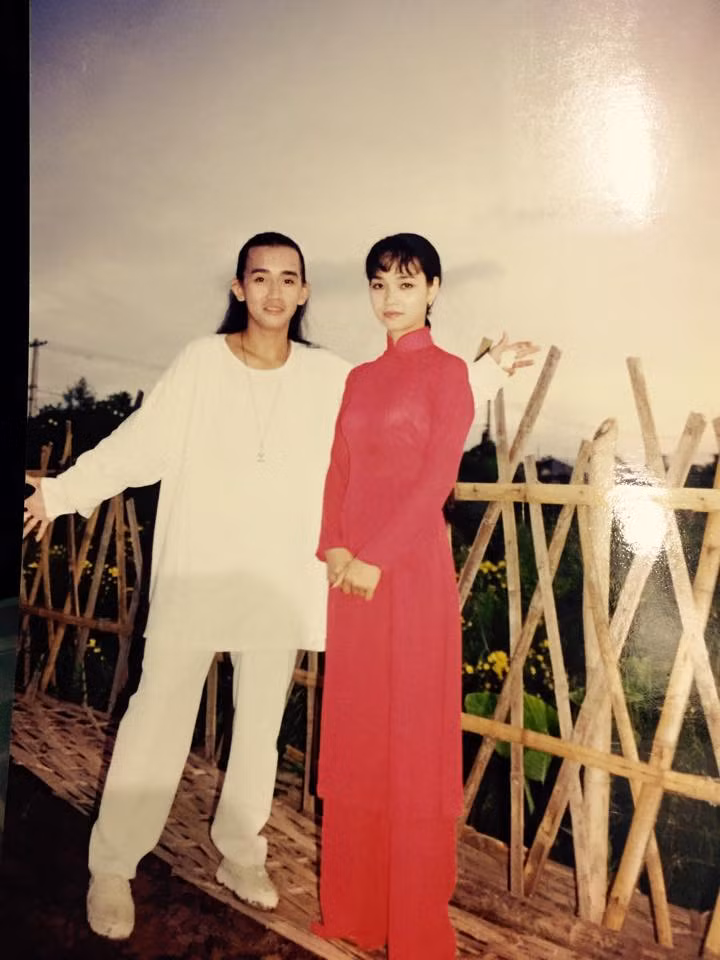 Thời điểm bấy giờ Minh Thuận vừa bước qua tuổi 20 còn Mai Thu Huyền vừa tròn 20 tuổi, cô là nữ diễn viên, người đẹp nổi tiếng đình đám. Minh Thuận chia sẻ anh từng mất rất nhiều công sức để mời nữ diễn này góp mặt trong MV "Đợi em trở về".