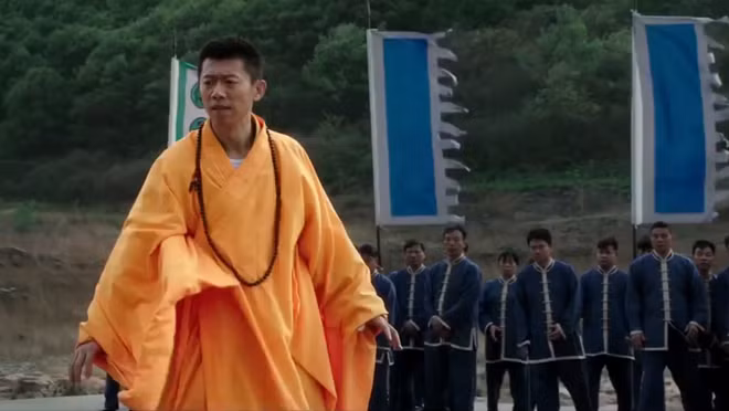 Nam diễn viên Hạ Vũ vào vai Hoàng Trạch Dân, đệ tử Thiếu Lâm đối đầu Lý Tiểu Long. Trong buổi phỏng vấn mới đây, khi miêu tả về nhân vật này, Hạ Vũ chia sẻ phim đã có cải biên. “Khi tới San Francisco, tôi đã gặp tiền bối Hoàng Trạch Dân. Ở tuổi 75, ông vẫn khỏe mạnh, là người ít nói, đối với chuyện cũ chỉ cười không nói gì. Ông là quyền sư đến từ Quảng Đông, đệ tử Thiếu Lâm nhưng không phải hòa thượng như trong phim”.