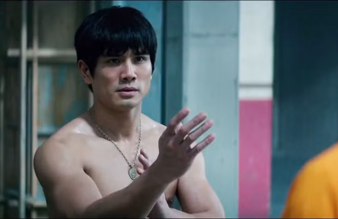 Ngũ Doãn Long vào vai Lý Tiểu Long. Sinh năm 1977, Ngũ là một trong những cao thủ võ thuật hiện nay. Anh từng là diễn viên đóng thế các cảnh nguy hiểm trước khi được giao vai chính. Lợi thế về Vịnh Xuân Quyền, Triệt quyền đạo, Ngũ Doãn Long có nhiều điểm tương đồng với huyền thoại Lý Tiểu Long.