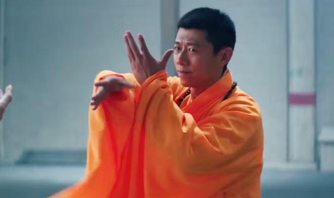 Hình ảnh Hạ Vũ trong vai Trạch Dân với trang phục Thiếu Lâm rườm rà cũng bị chê thiếu logic. Thông thường các hòa thượng Thiếu Lâm khi thi đấu đều diện trang phục buộc gọn, thậm chí ở trần. Với trang phục như Hạ Vũ trong phim bị đánh giá "làm chậm động tác".